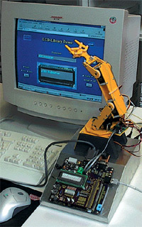 Вас приветствует рука робота под управлением eZ80 - демонстрационный модуль на выставке ╚Elektronika╩ в Нюрнберге.